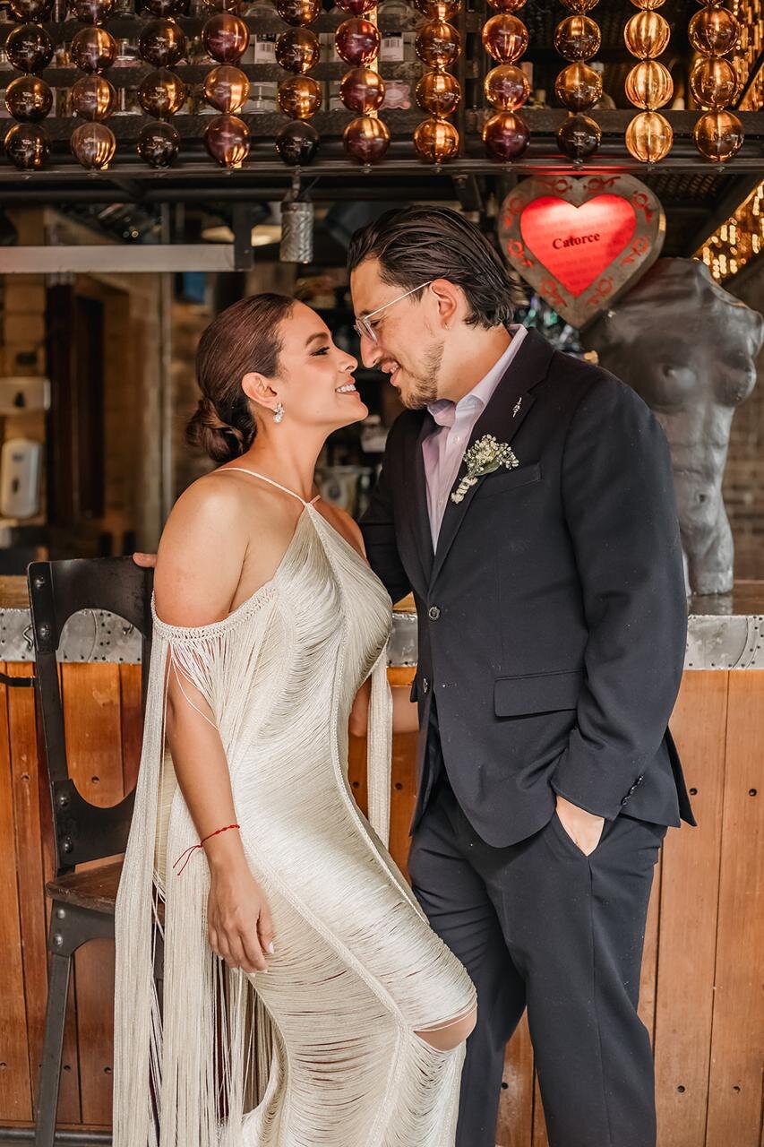 Lorena y Diego - Pareja de novios con su torta de boda