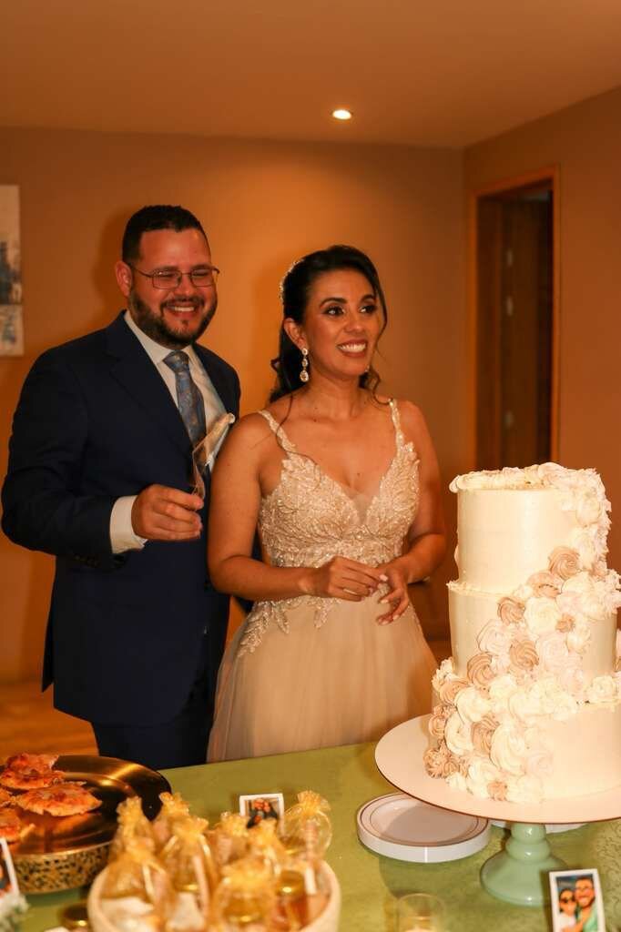 Lucianny y Dayan - Novios celebrando junto a su torta de boda