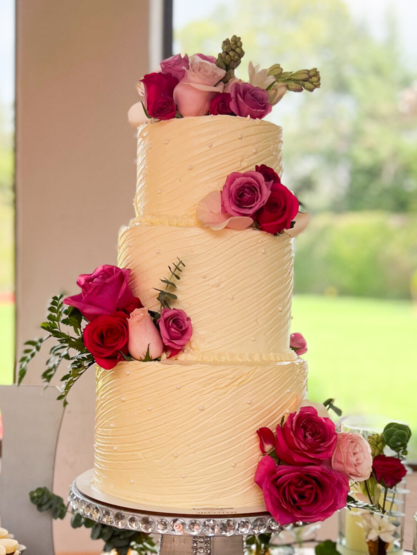 Torta de boda completamente cubierta con crema
