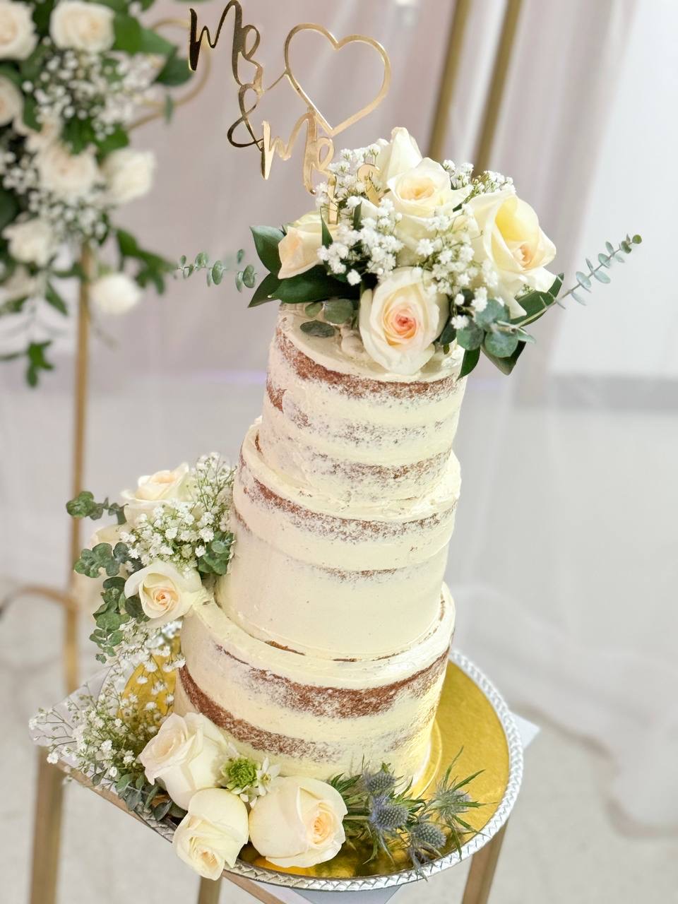 Elegante torta Semi-Naked para boda con decoración natural