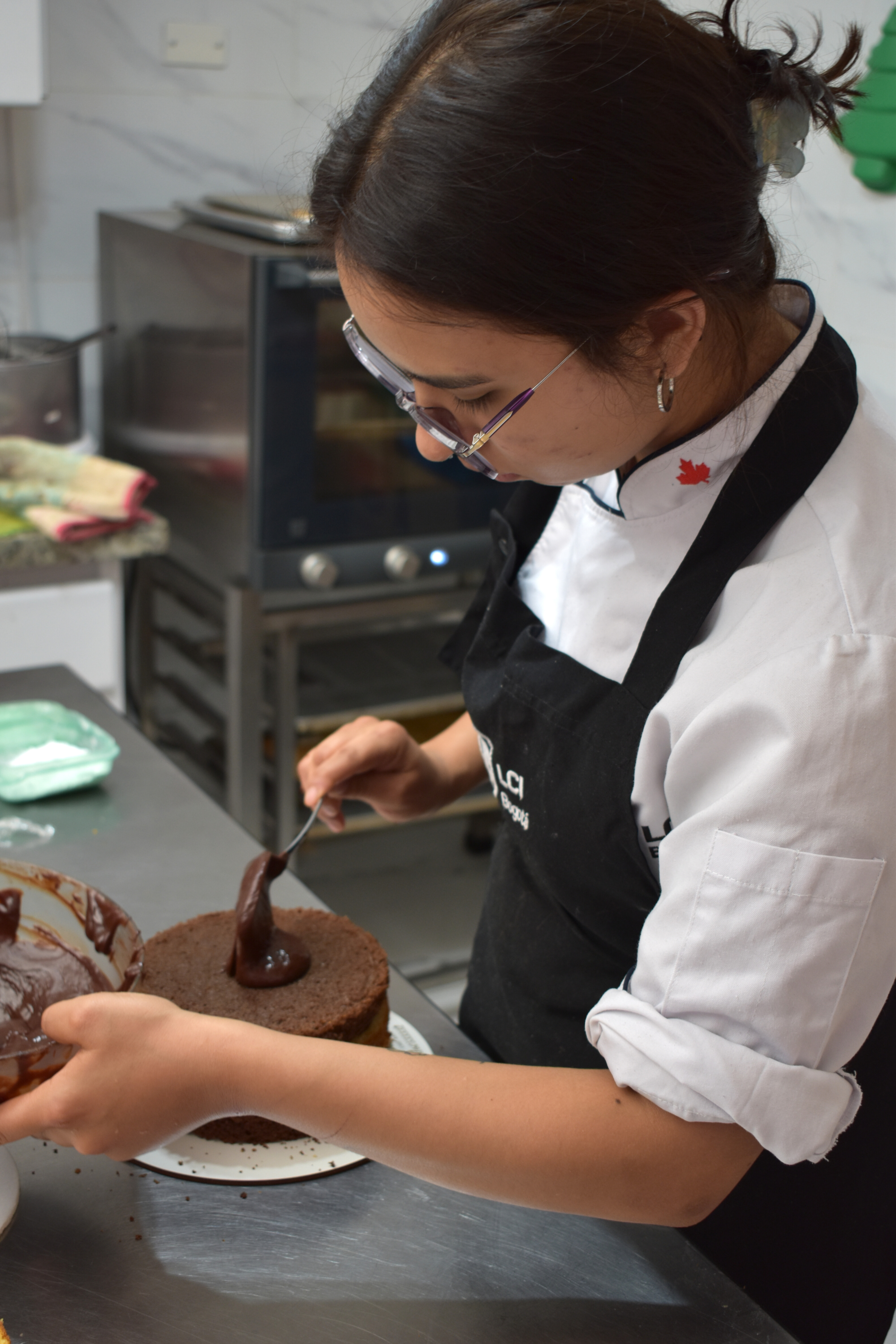 Equipo ChocoBelén trabajando en creaciones artesanales