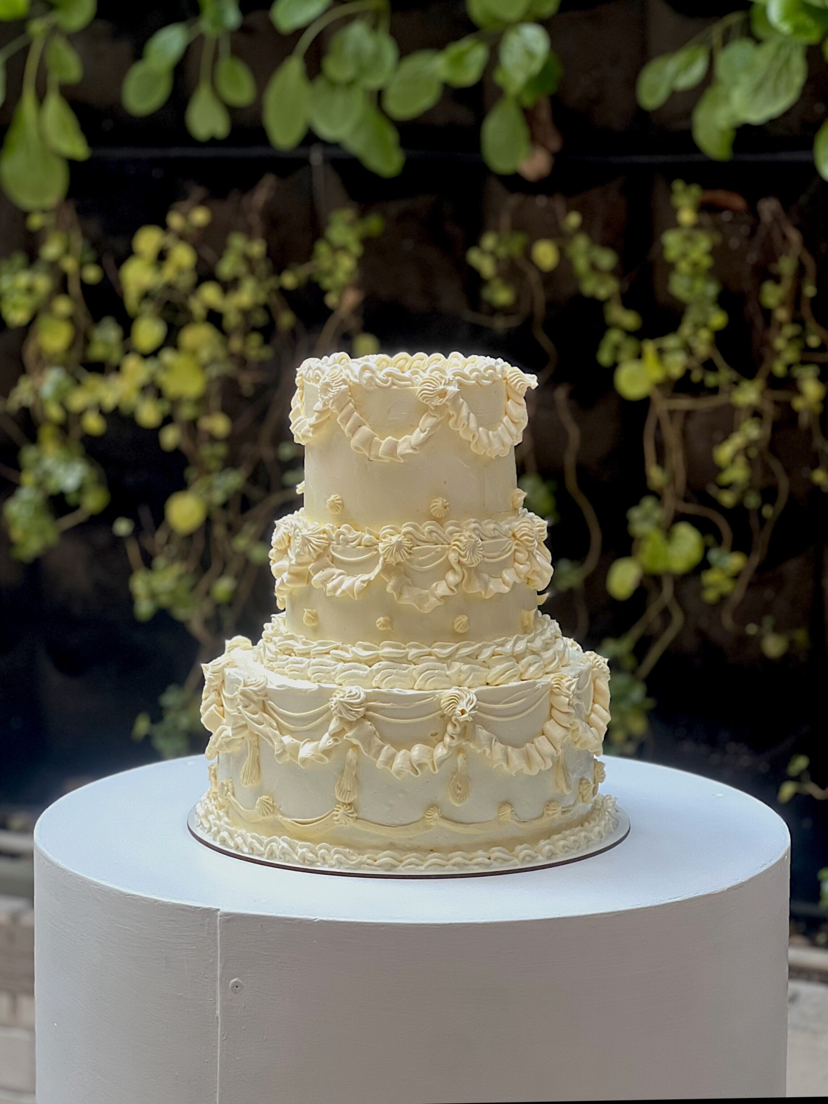 Torta de boda estilo vintage con decoración clásica